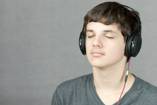 Kopfhörer tragen Teenager meditiert - Foto, Bild