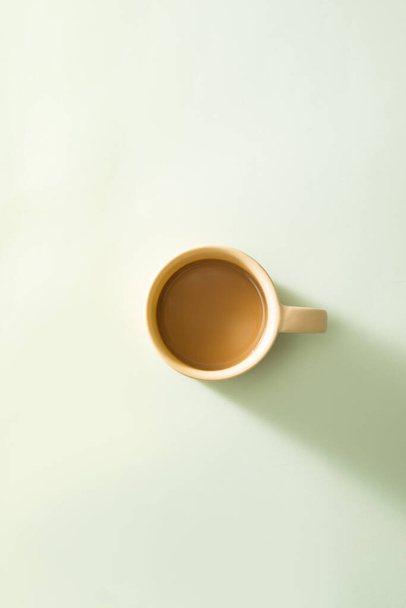 Filiżanka kawy na jasnym tle - Zdjęcie, obraz