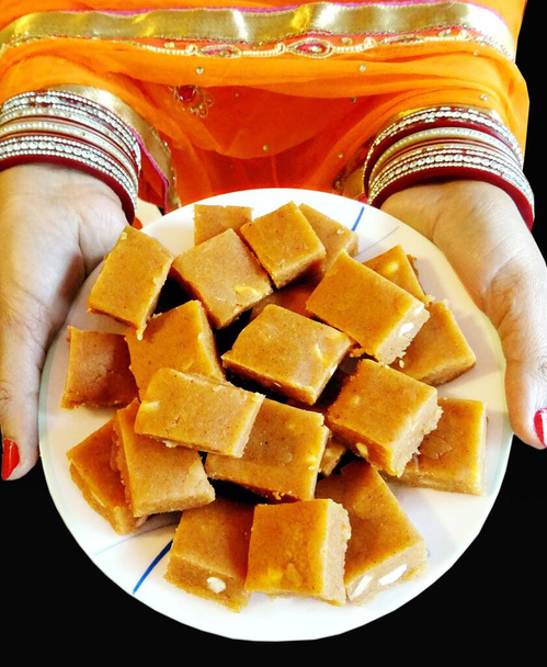 Безен Бурфі - дуже відомий індійський солодкий десерт. - Фото, зображення