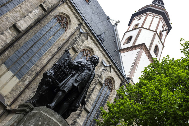 Standbeeld van Johann Sebastian Bach bij Thomaskirche St. Thomas kerk in Leipzig, Duitsland. mei 2014 - Foto, afbeelding