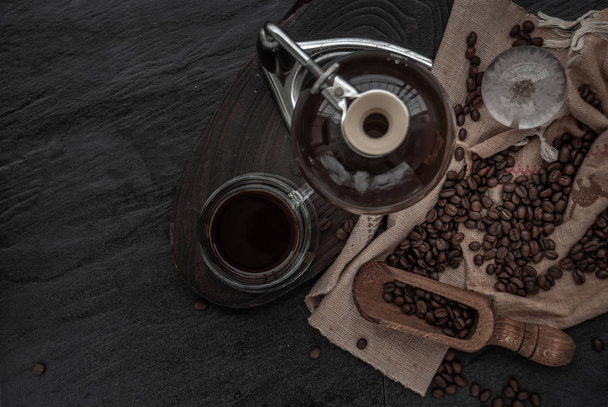 taza de café y granos de café roating con cucharada de madera vieja y
 - Foto, Imagen