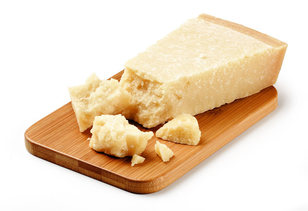 parmezaanse kaas op bamboetafel - Foto, afbeelding