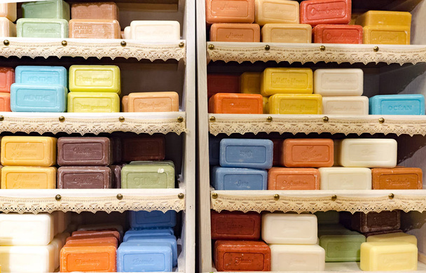 barre colorate di sapone impilate in un armadio di legno
 - Foto, immagini