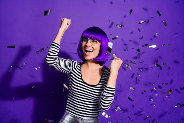Muotokuva innoissaan kaunis nainen nostaa nyrkit huutaa joo eristetty violetti violetti tausta
 - Valokuva, kuva