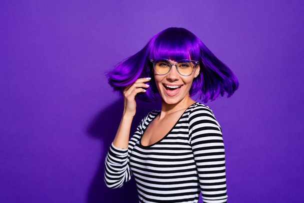 Portrait of nice millennial screaming shouting wearing striped shirt isolated over purple violet background - Fotoğraf, Görsel
