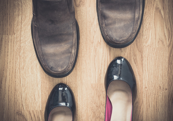 preto, sapatos castanhos sobre fundo de madeira
 - Foto, Imagem