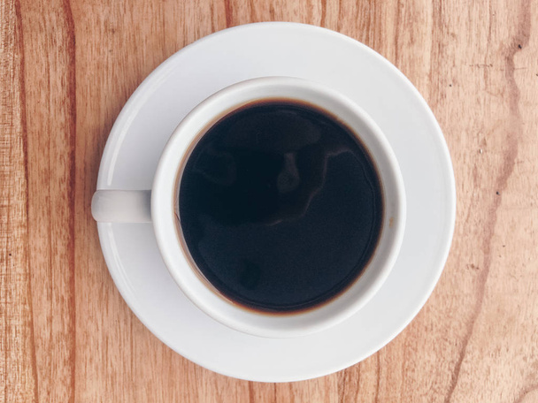 Чашка кофе на деревянном столе   - Фото, изображение