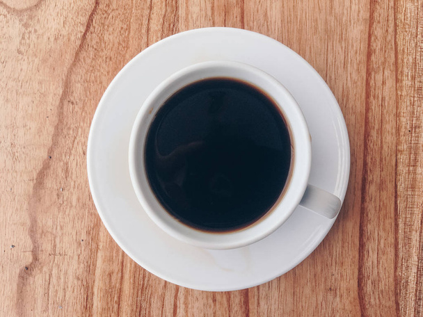 egy csésze kávé a fa asztalon   - Fotó, kép