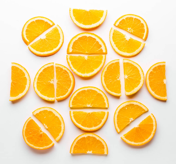 Rodajas de naranja fresca sobre fondo blanco
 - Foto, imagen