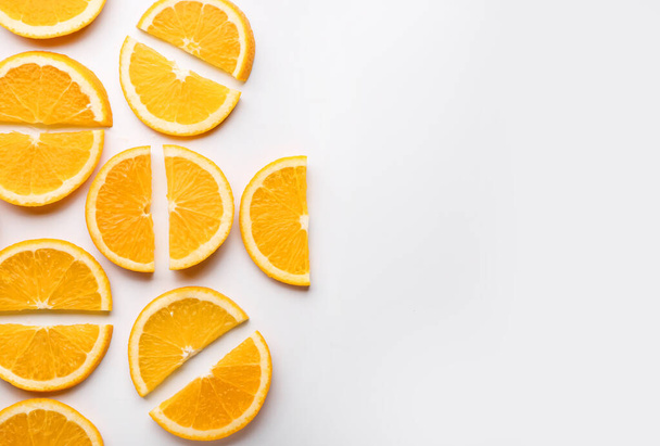 φρέσκα φέτες πορτοκαλιού σε άσπρο φόντο - Φωτογραφία, εικόνα