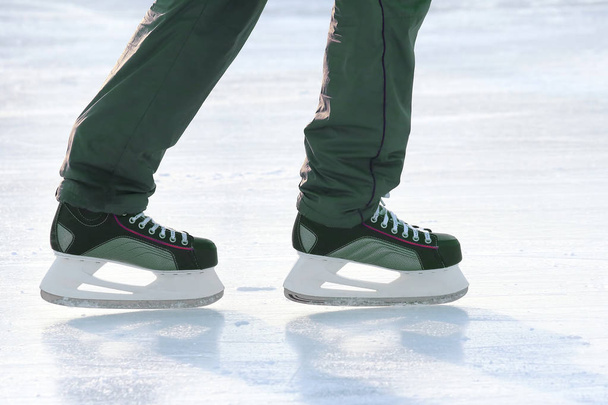 les jambes d'un homme patinant sur la patinoire. Sport et divertissement
 - Photo, image