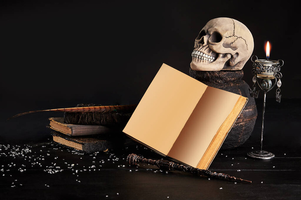 Modello realistico di cranio umano con denti su un tavolo scuro in legno, sfondo nero. Scienza medica o concetto di orrore di Halloween. Close-up shot. - Foto, immagini