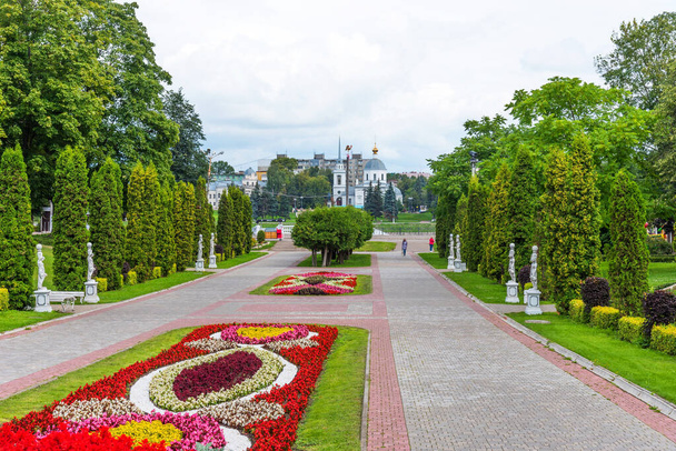 Tver, Russia - August 3, 2019: Summer view of the city park in Tver, Russia. - Foto, Imagen