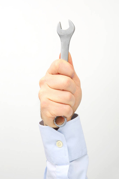 Mužská ruka s klíčem na bílém pozadí - Fotografie, Obrázek