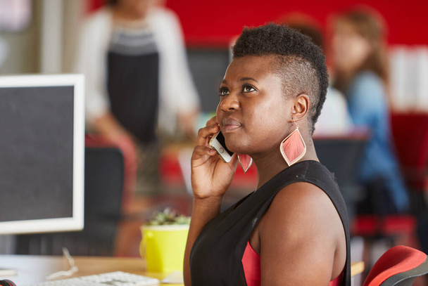 Diseñadora femenina de confianza hablando en un teléfono móvil en rojo creat
 - Foto, Imagen