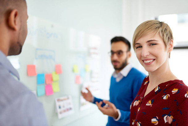 Porträt einer lächelnden blonden Frau mit kurzen Haaren in einem vielfältigen Team kreativer Millennial-Mitarbeiter in einem Start-up-Brainstorming-Strategien - Foto, Bild