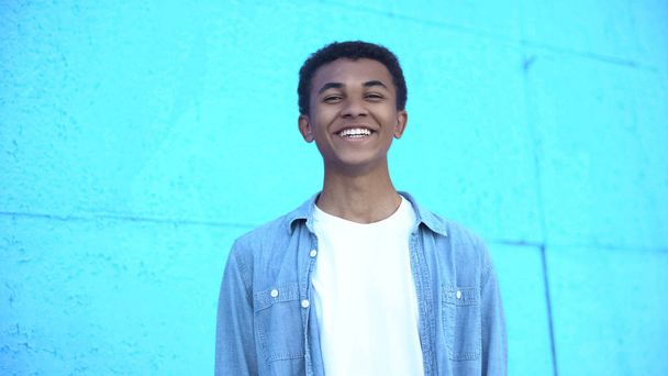 Alegre adolescente afro-americano sorrindo antes da câmera, satisfeito com a vida
 - Foto, Imagem