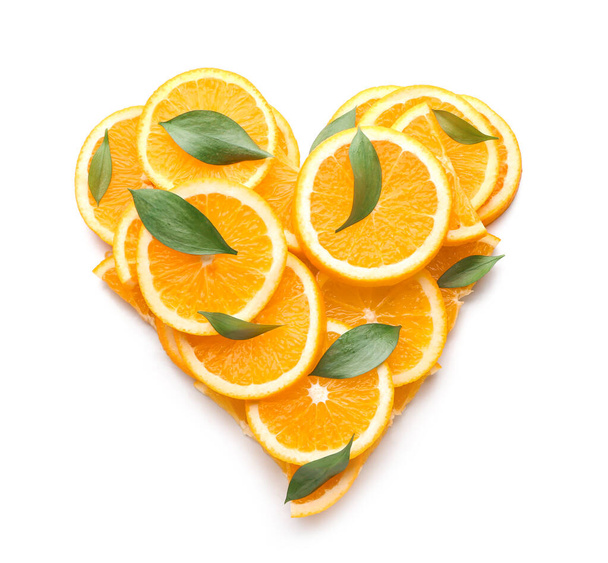 Forma de corazón hecha de rodajas de naranja sobre fondo blanco
 - Foto, imagen