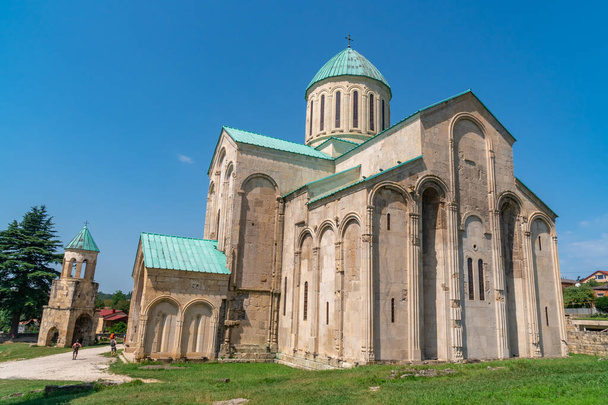 Собор Баграти Православная церковь (XI век) в городе Кутаиси
,  - Фото, изображение