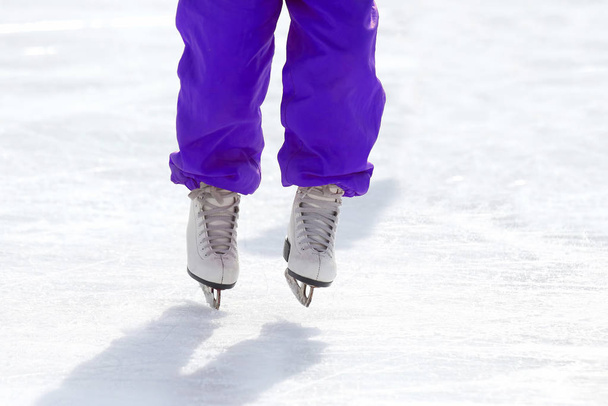 Pés a patinar na pista de gelo. Desporto e entretenimento. Descanso e
  - Foto, Imagem