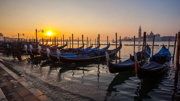Восход солнца в Венеции с гондолой и островом Святого Георгия
 - Фото, изображение