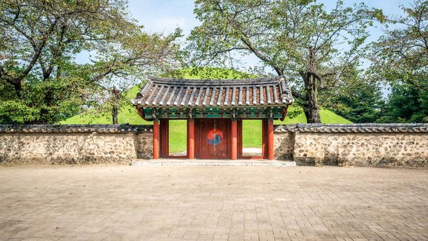 Tombeau du roi Michu de Silla avec porte principale à Daereungwon tumuli
 - Photo, image