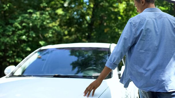 Feliz adolescente macho con llaves de coche admirando nuevo automóvil, feliz con el regalo
 - Foto, Imagen