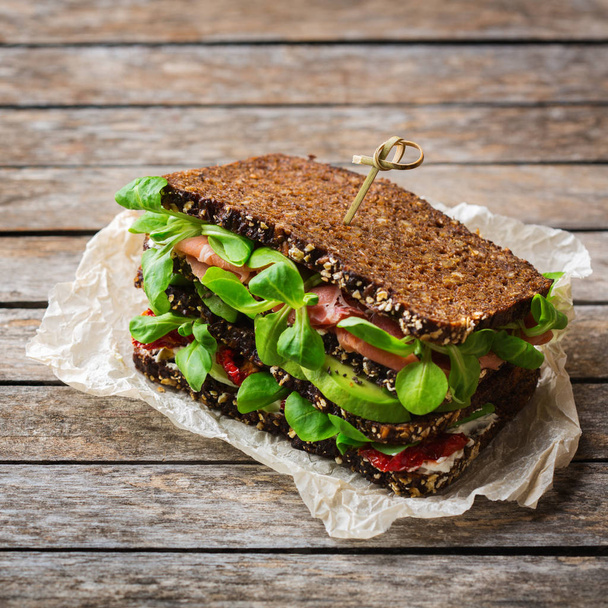 Свіжий бутерброд з житнього хліба з шинкою, салатом та помідорами
 - Фото, зображення