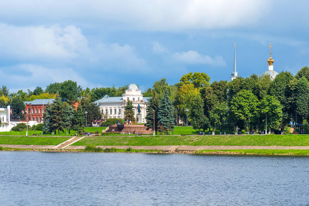 Sommer-Panoramablick auf das Ufer der Wolga mit Denkmal für Athanasius Nikitin und Kirche der drei Beichtväter in tver, Russland. - Foto, Bild