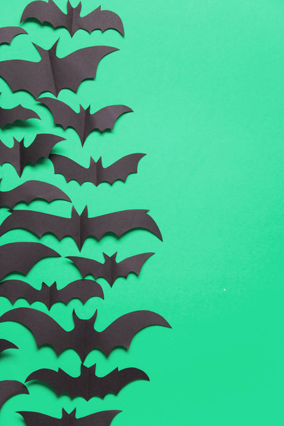 Halloween paper vampire bat decorations on a green background. - Foto, Imagem