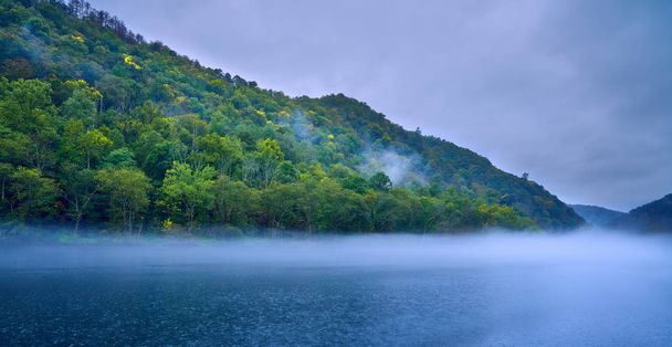 リトルテネシー川の雨の天気 - 写真・画像
