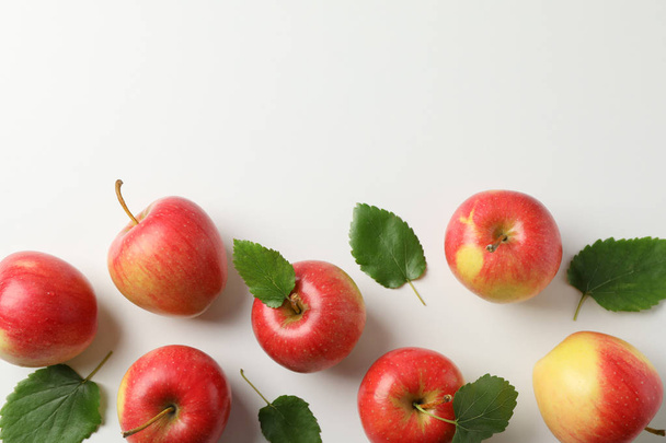 flache Lage mit roten Äpfeln auf weißem Hintergrund, Platz für Text - Foto, Bild