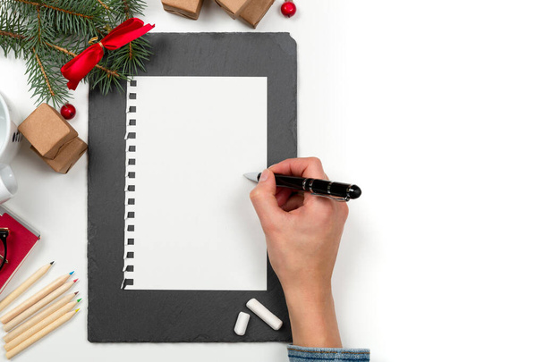 Lettre de Noël sur papier sur bureau blanc avec décorations
 - Photo, image