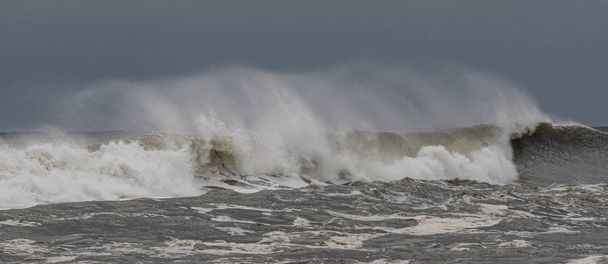 Большие волны Атлантического океана в ветреный день во время тропического шторма
 - Фото, изображение