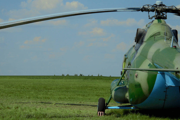 Rosyjski wojskowy śmigłowiec transportowy mi 8 widok z tyłu - Zdjęcie, obraz