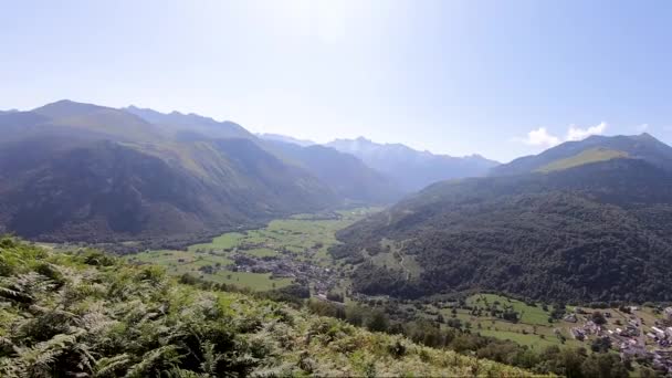panorama del valle Ossau con pequeño pueblo en los Pirineos franceses montañas
 - Metraje, vídeo