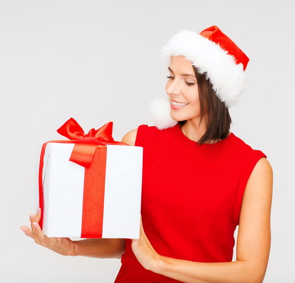 Smiling woman in santa helper hat with gift box - Фото, зображення