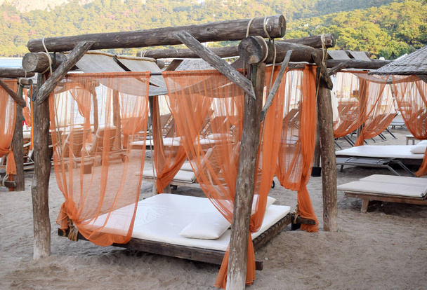 baldacchino con un letto in legno sulla spiaggia del Mar Mediterraneo. un luogo romantico per gli amanti
. - Foto, immagini