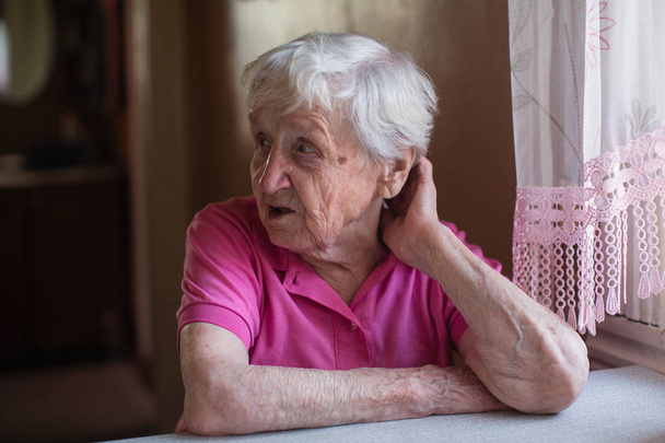 eine ältere Rentnerin in der Küche Porträt. - Foto, Bild