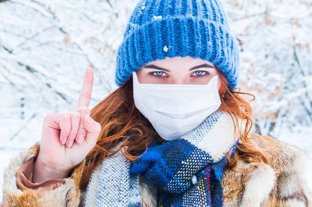 νεαρή γυναίκα με προστατευτική μάσκα το χειμώνα σε εξωτερικούς χώρους - Φωτογραφία, εικόνα