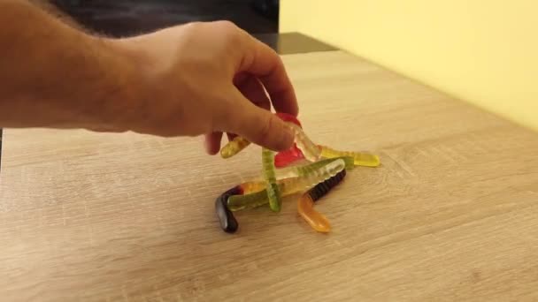 el hombre toma un puñado de mermelada en una pieza, muerde la mitad de ella y la devuelve
 - Metraje, vídeo
