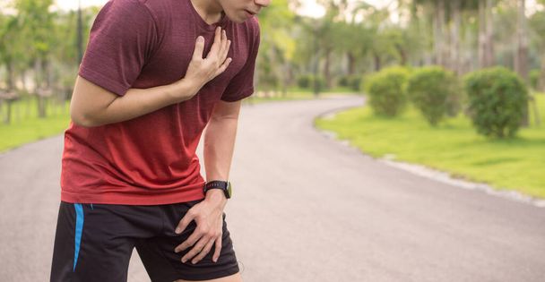 Αθλητικός άνθρωπος που έχει καρδιακή προσβολή ή πόνο στο στήθος μετά από τρέξιμο workou - Φωτογραφία, εικόνα