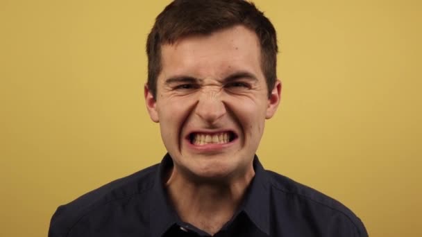 schreit ein Mann vor Wut sehr laut auf gelbem Hintergrund - Filmmaterial, Video