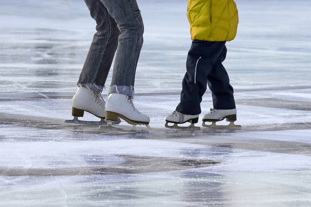 petite fille avec mère patiner sur la patinoire
 - Photo, image