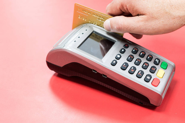 ręka z dataphone płacenia i ładowania kartą kredytową - Zdjęcie, obraz