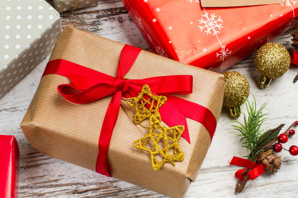 Weihnachtsgeschenke und Schmuck auf einem weißen Holztisch - Foto, Bild