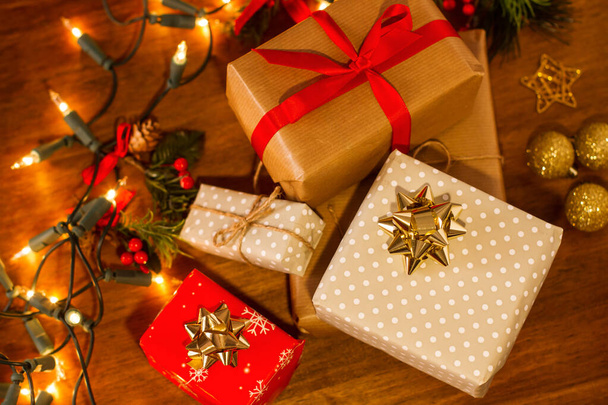 Рождественские подарки и украшения на деревянном столе
 - Фото, изображение