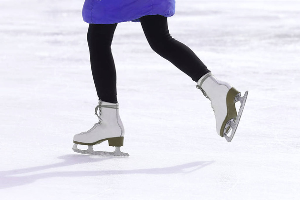 Füße Schlittschuhlaufen auf der Eisbahn. Sport und Unterhaltung. Ruhe und  - Foto, Bild