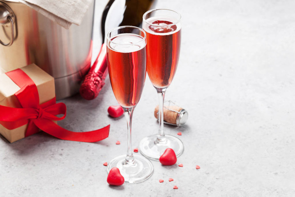 Valentine's day greeting card with champagne - Φωτογραφία, εικόνα