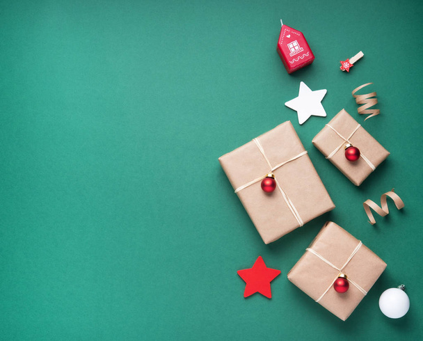 plano leigos fundo de Natal com presentes artesanais e brinquedos. Vista superior
 - Foto, Imagem